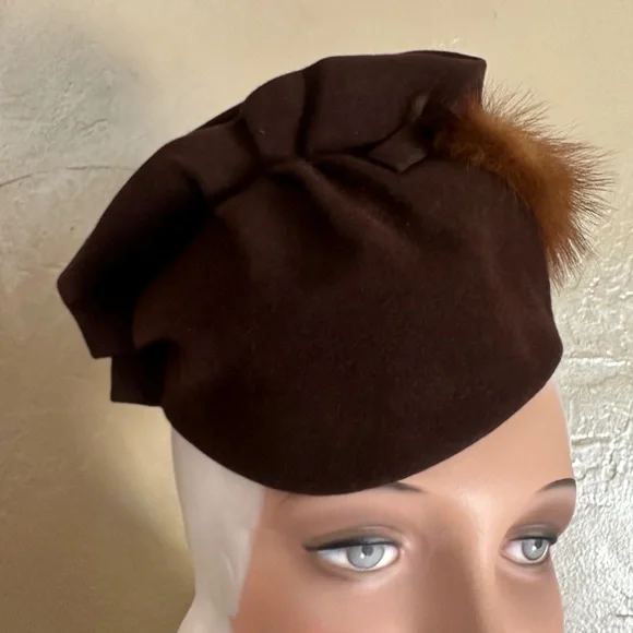 GLAMOROUS 1930s' BROWN HAT FOLDED & RUCHED AT TOP PLUS MINK TRIM